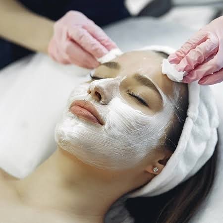 Nourishing facial mask application and hydrating spa treatment at Nail Bahar salon.