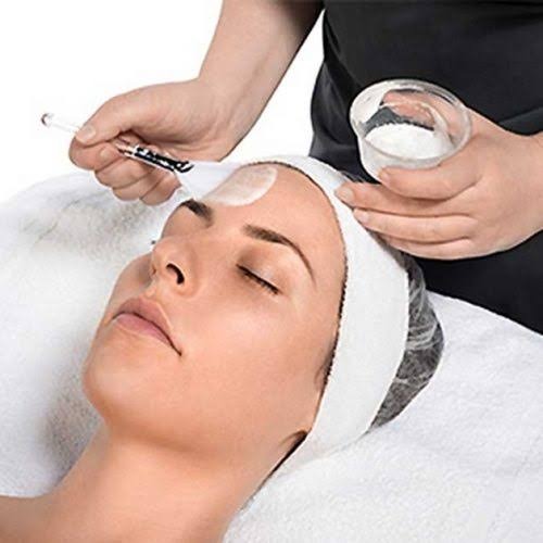 Chemical peel facial mask application for skin brightening at Nail Bahar salon.